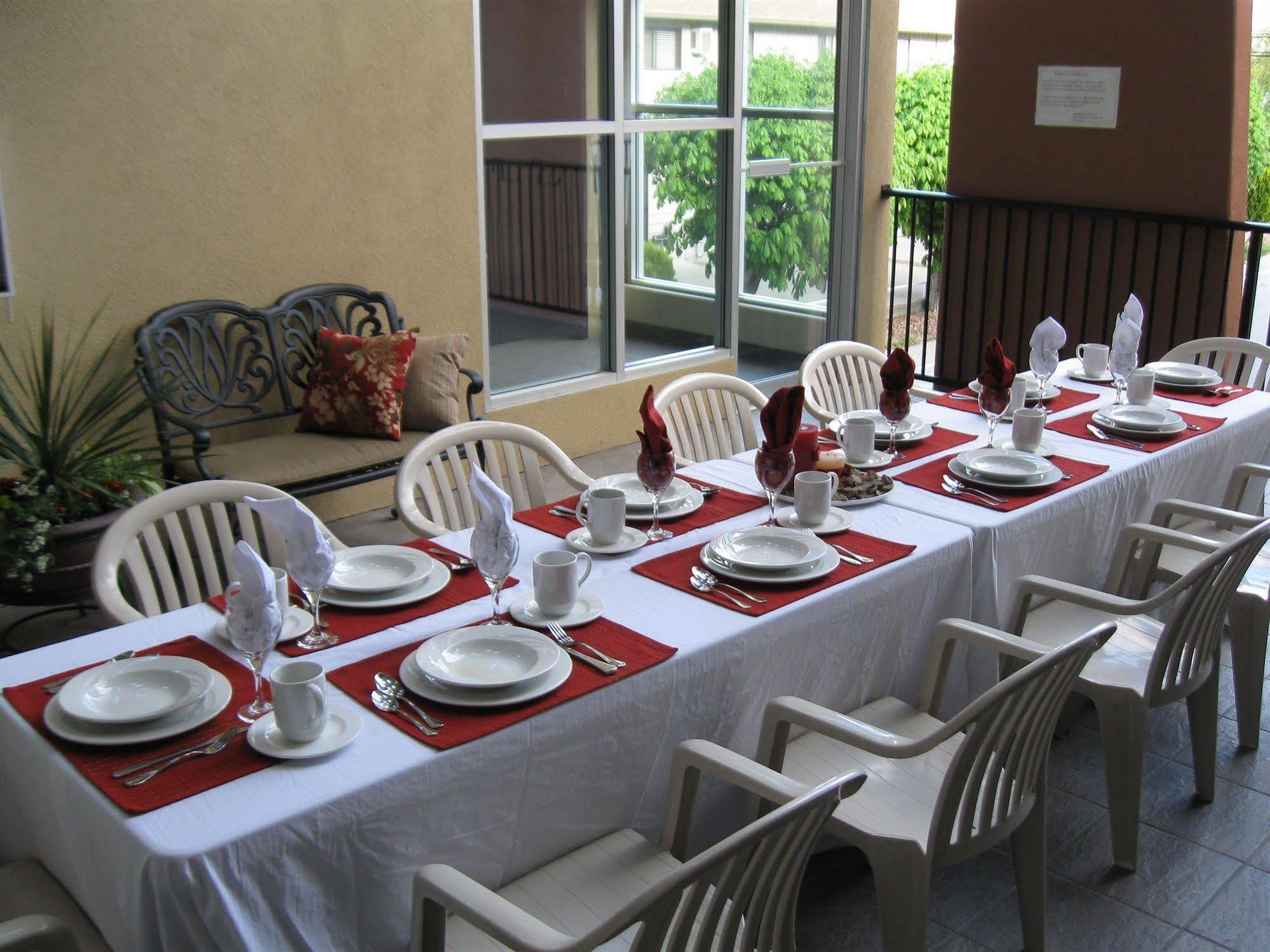 Desert Surfside Waterfront Accommodations Osoyoos Esterno foto