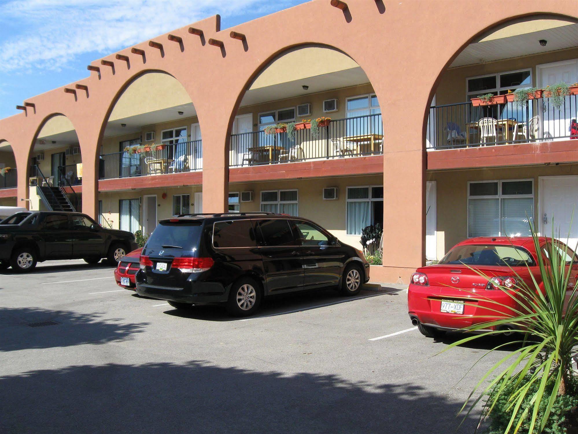 Desert Surfside Waterfront Accommodations Osoyoos Esterno foto